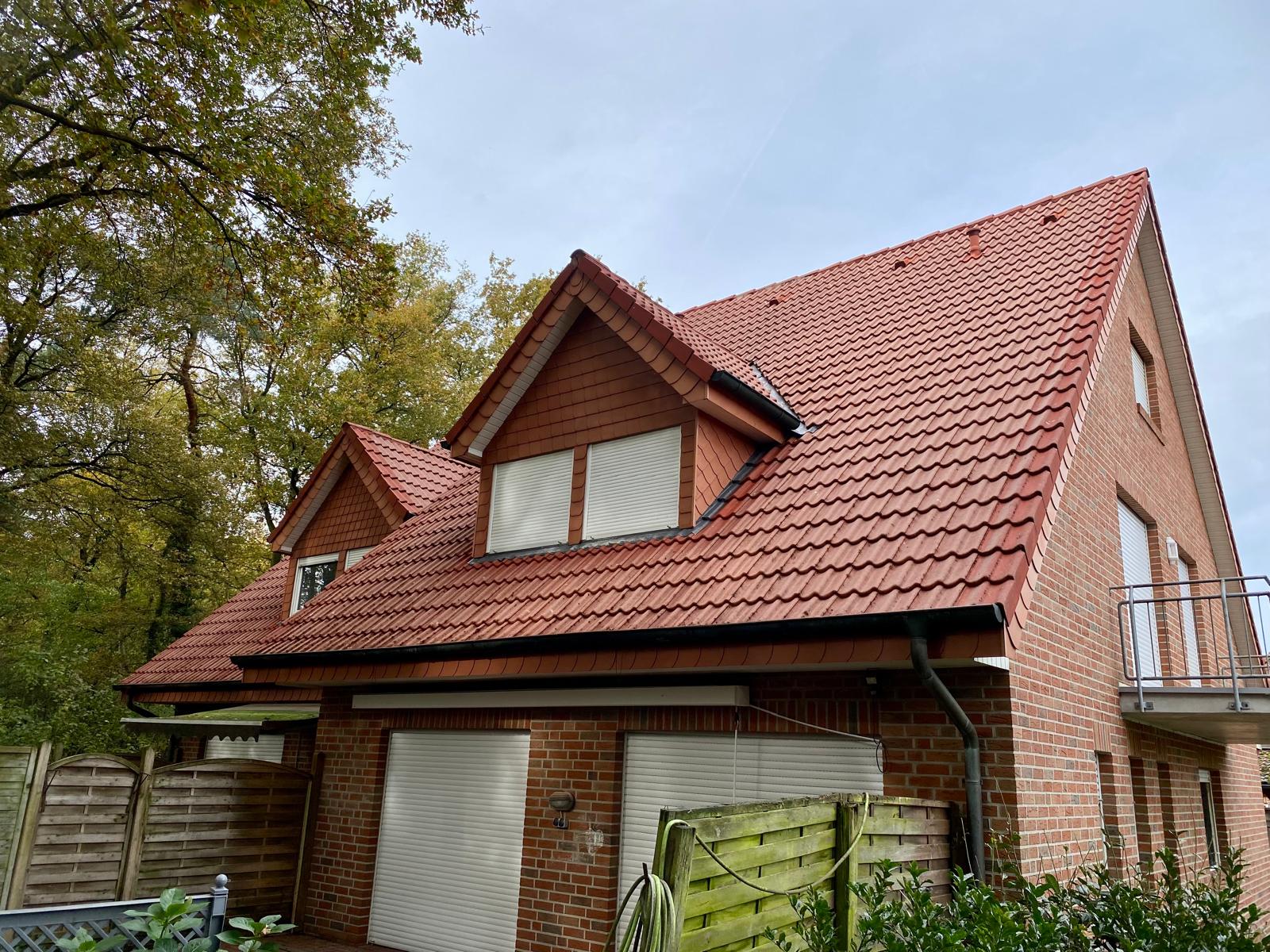 Nachher-Zustand: Die Dachfl&auml;che ist komplett sauber und strahlt wieder in der Originalfarbe der Ziegel.