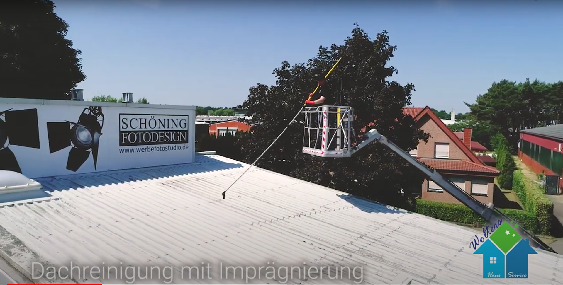 Reinigung der Dachkanten und Ortg&auml;nge mit einer professionellen Teleskoplanze.