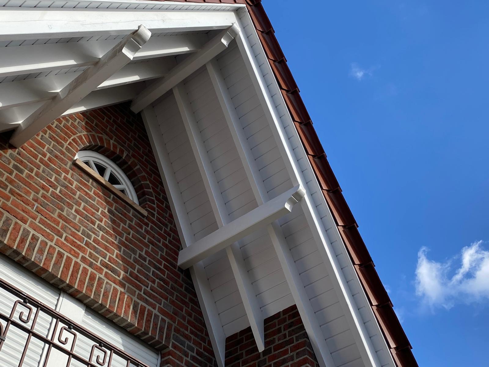 S&auml;uberung der Dachunterseiten und Gesimse f&uuml;r ein brillantes Gesamtergebnis.